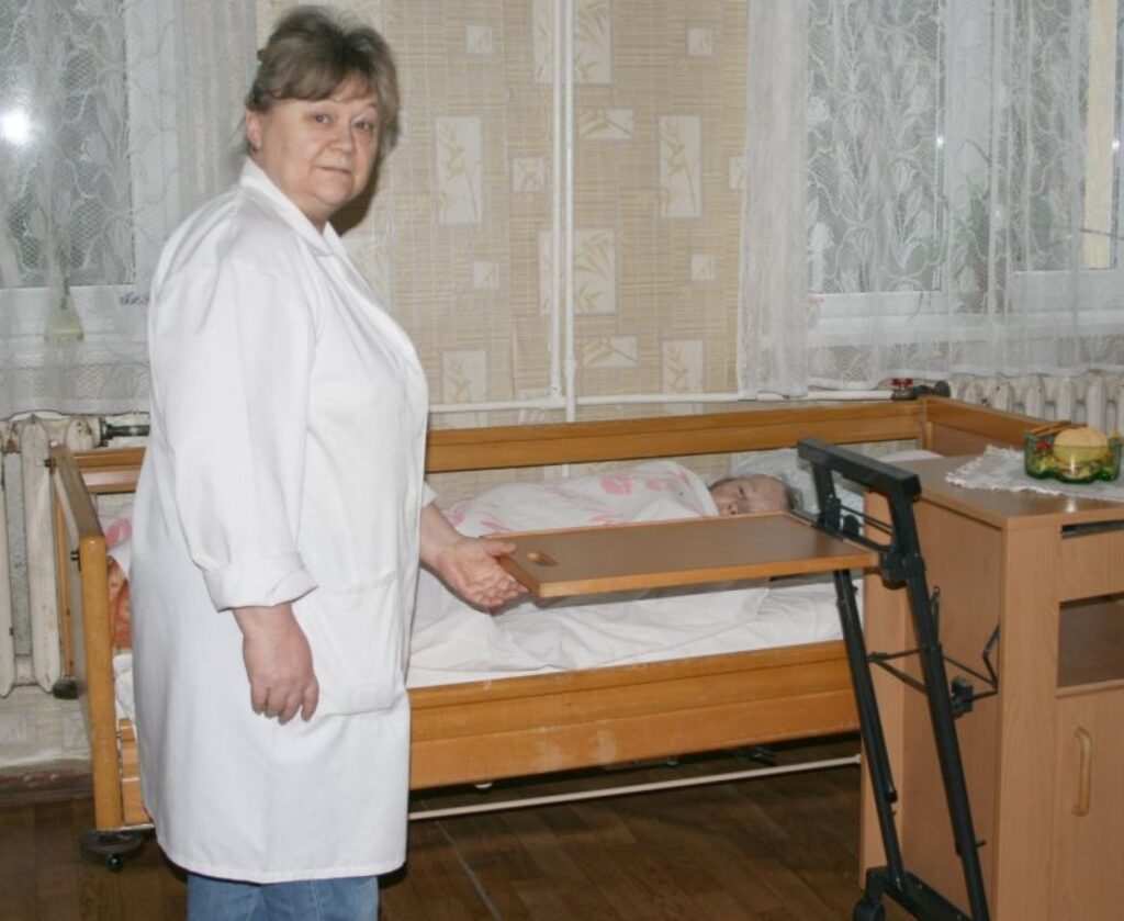 Sedas veco ļaužu centra sociālā aprūpētāja Ludmila Serpoviča atzīst, ka saņemtie galdi ir ērti un funkcionāli. 
Autors: Inga Karpova