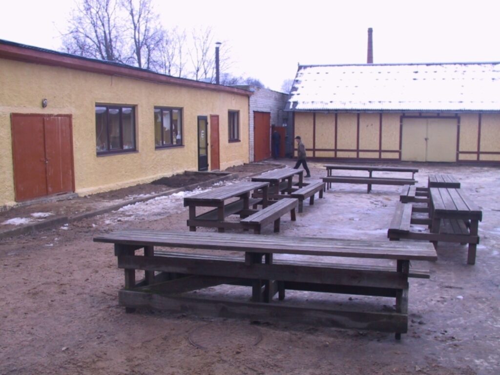 Iekārtojot tirgus laukumu, firma “Baltijas izsoļu nams” izvietojusi galdus un solus un  pārkrāsojusi vecās ēkas. Arī tajās varēs iekārtoties tirgotāji. 
Autors: Sandra Pētersone