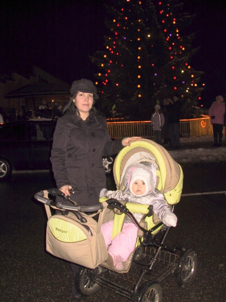 Smilteniete Jolanta Lukstiņa uz eglītes iedegšanās svētkiem atvedusi savu meitiņu Keitu.
Autors: Santa Sinka