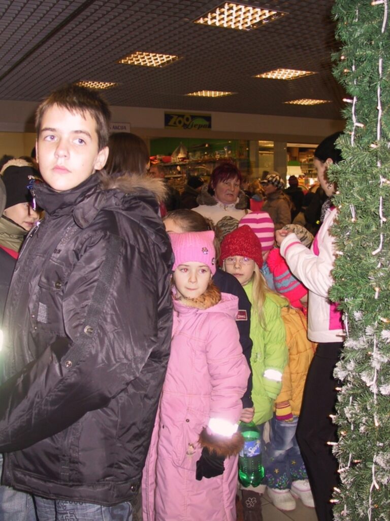 Rindas pie Ziemassvētku vecīša veidojās garas un vairākas.
Autors: Santa Sinka