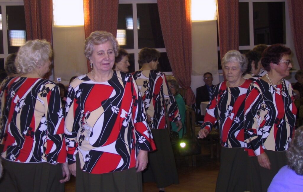  Ar dejām pārējos svētku dalībniekus iepriecināja senioru deju kolektīva „Pīlādzītis” meitenes.
Autors: Santa Sinka