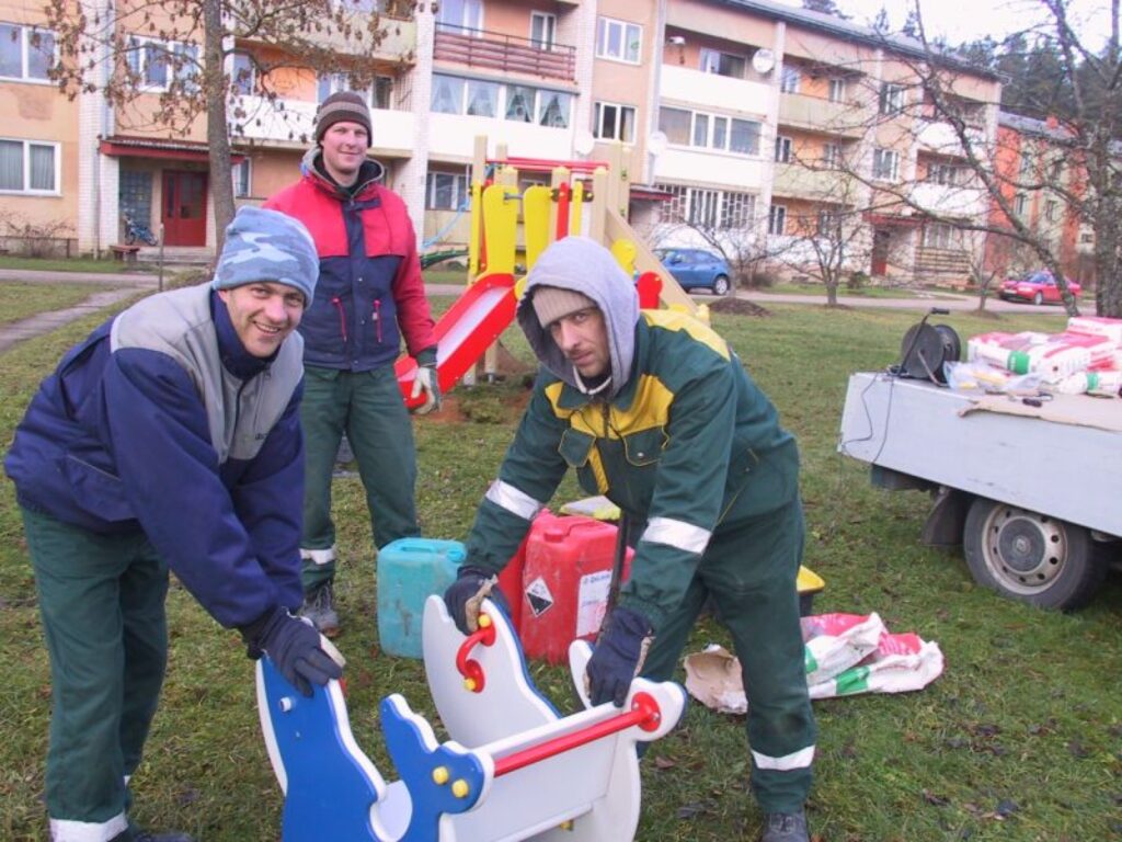 Otrdien Launkalnē un trešdien Silvā (attēlā) rotaļu laukumu jaunu aprīkojumu uzstādīja Rīgas firmas “Ksil Baltic” strādnieki Armands Paegle (no kreisās), Agris Balodis un Mārtiņš Lesiņš. 
Autors: Sandra Pētersone