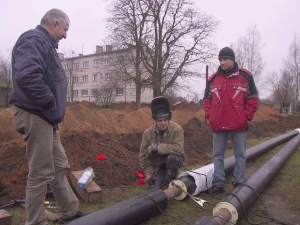Firmas “Cēsu specceltnieks” būvdarbu vadītājs Laimonis Seļakovs (no labās) izrāda pagasta  pārstāvim Arvīdam Dillem, cik daudz jaunā trases posma būvē jau paveicis metinātājs Genādijs Boldaks un citt strādnieki.
Autors: Sandra Pētersone