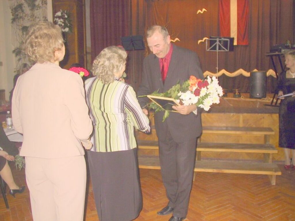 Māri Rimšu sveic pagasta iedzīvotāja Aina Kļaviņa.
Autors: Santa Sinka