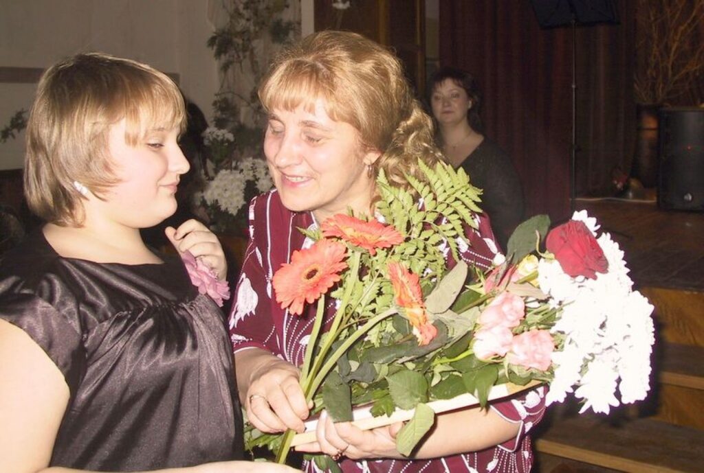 Lauksaimniecības konsultanti Birutu Sorokinu (no labās) sveic Baiba Zariņa.
Autors: Santa Sinka