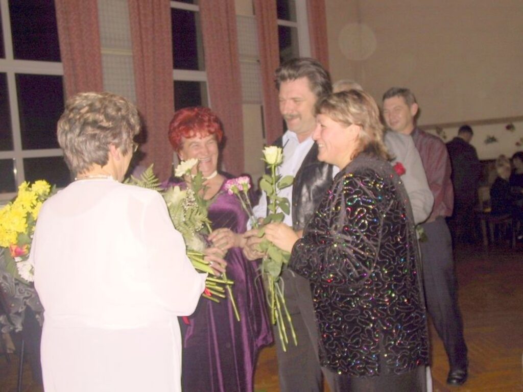 Savu audzinātāju Birutu Zausku sveic 1977. gada absolventi Ramona Egle (no kreisās), Zigmunds Duncītis un Inese Pēča.
Autors: Santa Sinka