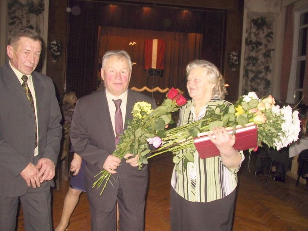 Viņi nebaidās grūta un smaga darba, un to novērtē arī pārējie! Andrejs Kļaviņš (no kreisās), Juris un Aina Kļaviņi.
Autors: Santa Sinka