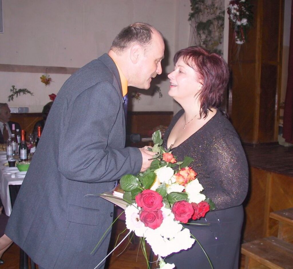 Mārīti Treijeri sveic Aldis Raiskums.
Autors: Santa Sinka