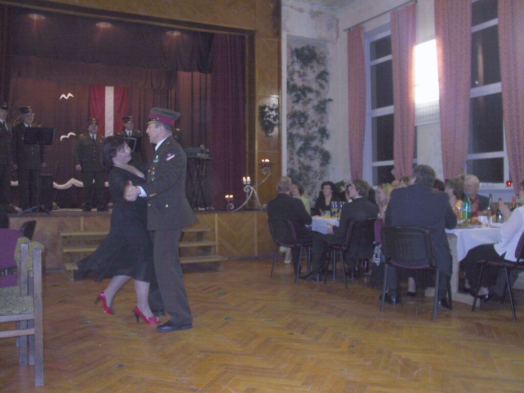 Kārtīgā ballē jādancina arī pagasta priekšsēdētāja Mārīte Treijere. 
Autors: Santa Sinka
