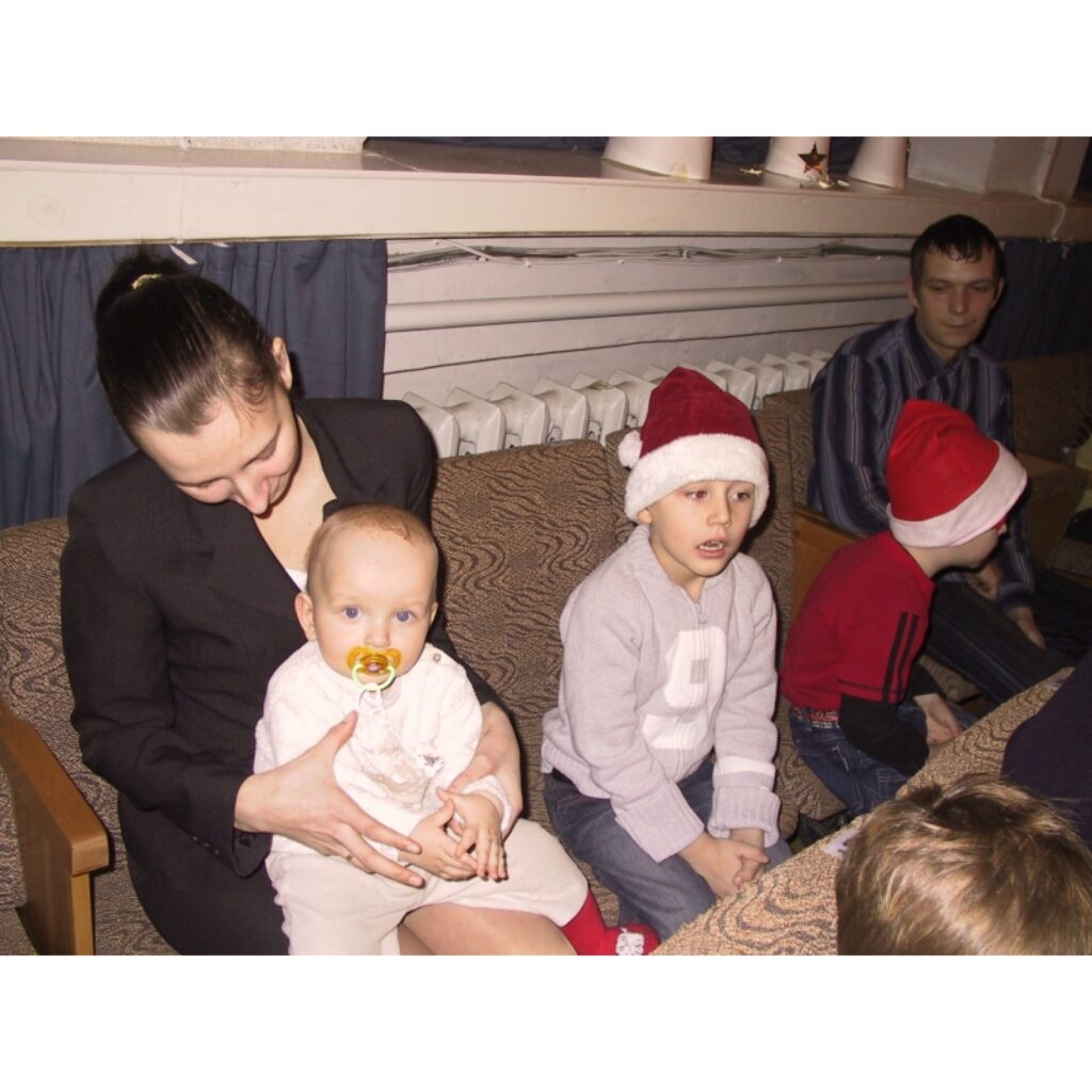 Šodien Smiltenē gandrīz 200 bērnu no deviņiem rajona pagastiem un Valkas pilsētas saņēma dāvanas no Zviedrijas labdarības organizācijas “Emmaus Gryttby”.
Autors: Sandra Pētersone