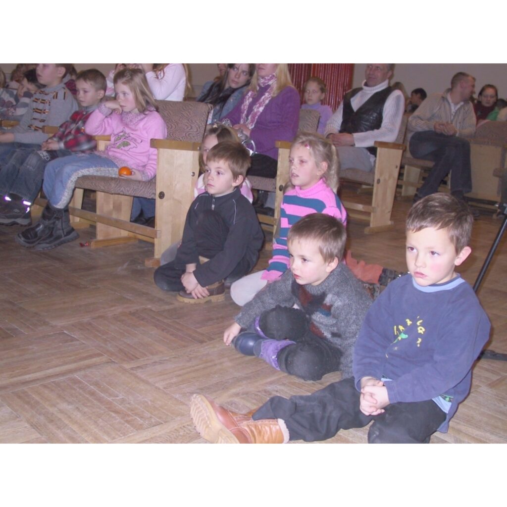 Šodien Smiltenē gandrīz 200 bērnu no deviņiem rajona pagastiem un Valkas pilsētas saņēma dāvanas no Zviedrijas labdarības organizācijas “Emmaus Gryttby”.
Autors: Sandra Pētersone