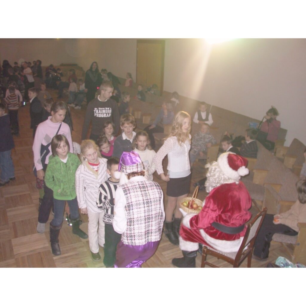 Šodien Smiltenē gandrīz 200 bērnu no deviņiem rajona pagastiem un Valkas pilsētas saņēma dāvanas no Zviedrijas labdarības organizācijas “Emmaus Gryttby”.
Autors: Sandra Pētersone