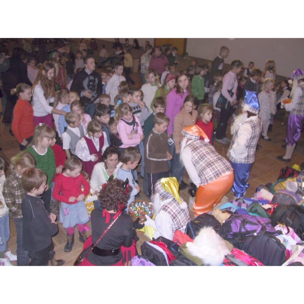 Šodien Smiltenē gandrīz 200 bērnu no deviņiem rajona pagastiem un Valkas pilsētas saņēma dāvanas no Zviedrijas labdarības organizācijas “Emmaus Gryttby”.
Autors: Sandra Pētersone