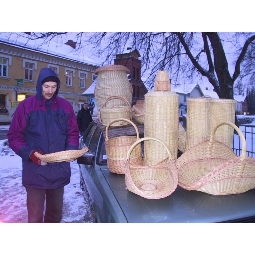 Šodien, 20. decembrī, Smiltenes centrā, Baznīcas laukumā, notiek ziemas gadatirgus, ko rīko pilsētas dome. Pašvaldības ekonomiste Sintija Averāte informē, ka preci piedāvā gandrīz 100 tirgotāju.
Autors: Sandra Pētersone