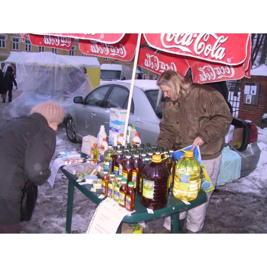 Šodien, 20. decembrī, Smiltenes centrā, Baznīcas laukumā, notiek ziemas gadatirgus, ko rīko pilsētas dome. Pašvaldības ekonomiste Sintija Averāte informē, ka preci piedāvā gandrīz 100 tirgotāju.
Autors: Sandra Pētersone