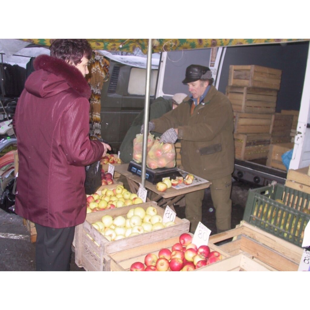 Šodien, 20. decembrī, Smiltenes centrā, Baznīcas laukumā, notiek ziemas gadatirgus, ko rīko pilsētas dome. Pašvaldības ekonomiste Sintija Averāte informē, ka preci piedāvā gandrīz 100 tirgotāju.
Autors: Sandra Pētersone