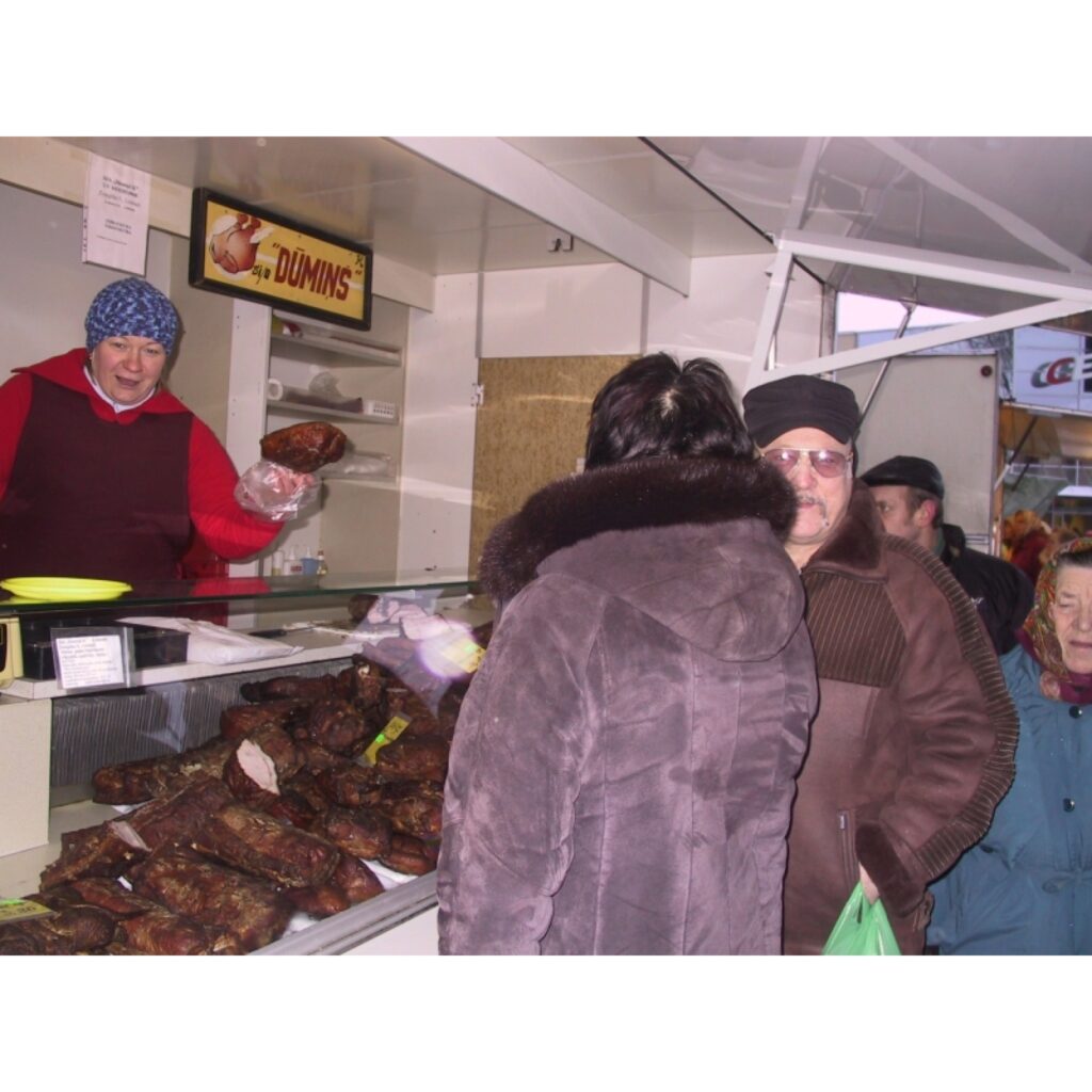 Šodien, 20. decembrī, Smiltenes centrā, Baznīcas laukumā, notiek ziemas gadatirgus, ko rīko pilsētas dome. Pašvaldības ekonomiste Sintija Averāte informē, ka preci piedāvā gandrīz 100 tirgotāju.
Autors: Sandra Pētersone