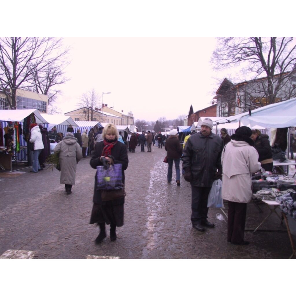 Šodien, 20. decembrī, Smiltenes centrā, Baznīcas laukumā, notiek ziemas gadatirgus, ko rīko pilsētas dome. Pašvaldības ekonomiste Sintija Averāte informē, ka preci piedāvā gandrīz 100 tirgotāju.
Autors: Sandra Pētersone