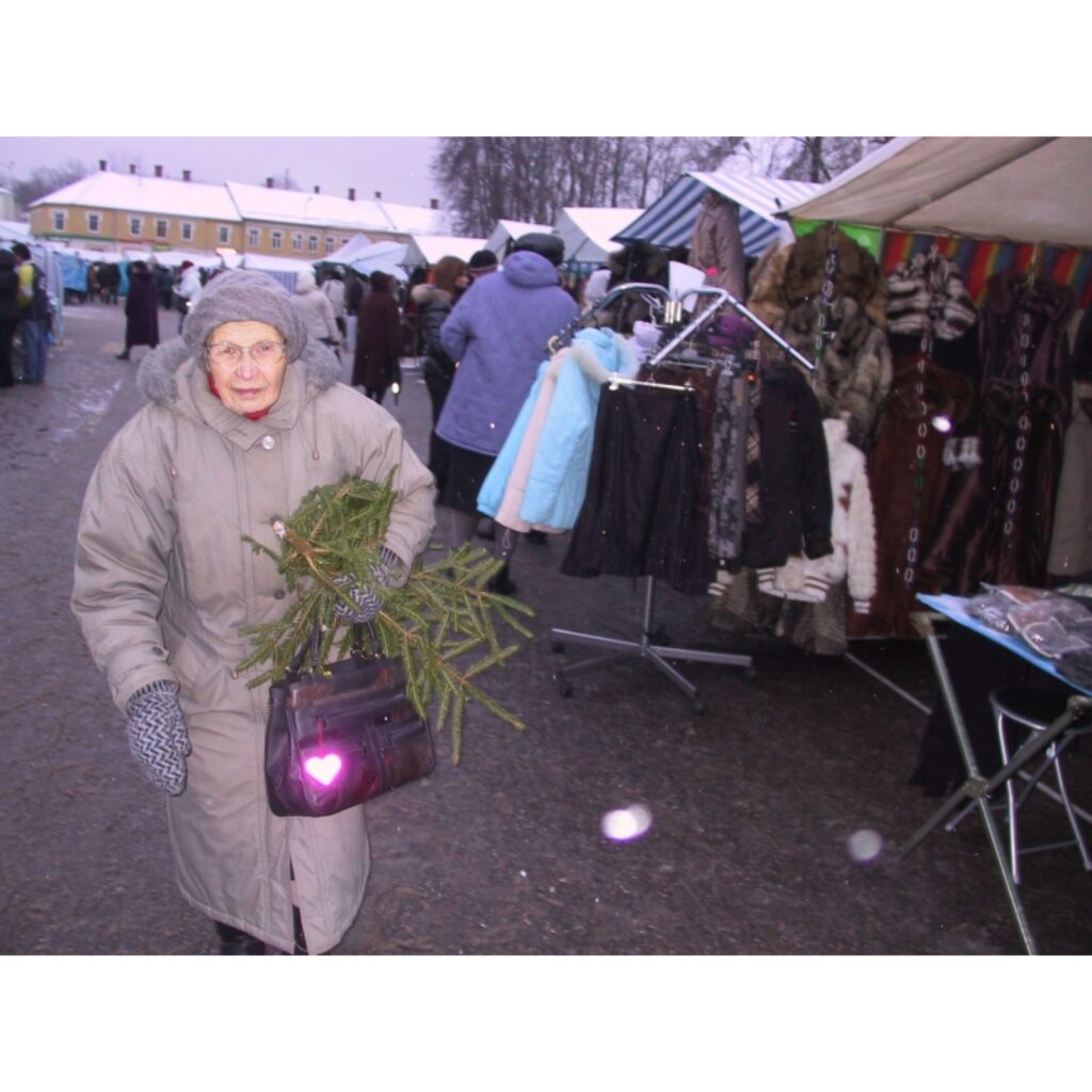 Šodien, 20. decembrī, Smiltenes centrā, Baznīcas laukumā, notiek ziemas gadatirgus, ko rīko pilsētas dome. Pašvaldības ekonomiste Sintija Averāte informē, ka preci piedāvā gandrīz 100 tirgotāju.
Autors: Sandra Pētersone