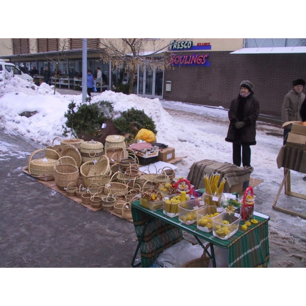 Šodien, 20. decembrī, Smiltenes centrā, Baznīcas laukumā, notiek ziemas gadatirgus, ko rīko pilsētas dome. Pašvaldības ekonomiste Sintija Averāte informē, ka preci piedāvā gandrīz 100 tirgotāju.
Autors: Sandra Pētersone