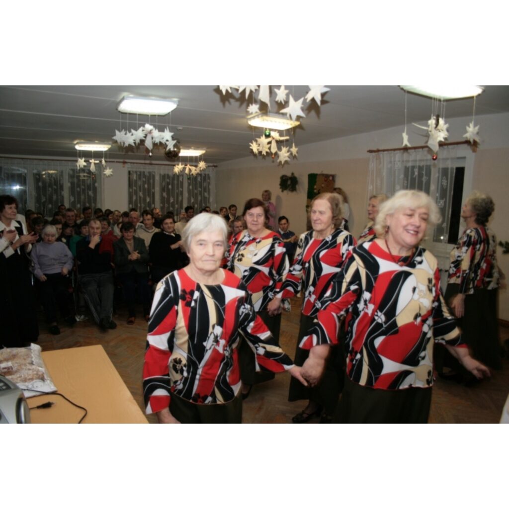 Lielisku dāvanu pirms gadu mijas svētkiem saņēma sociālās aprūpes centrs “Valka” - Smiltenes senioru kora “Mežābele” un deju kopas “Pīlādzītis” koncertu.
“Tas ir jauki, ka atceramies šos cilvēkus, jo viņiem svētku ir vismazāk,” atzīst...
Autors: Aldis Dubļāns