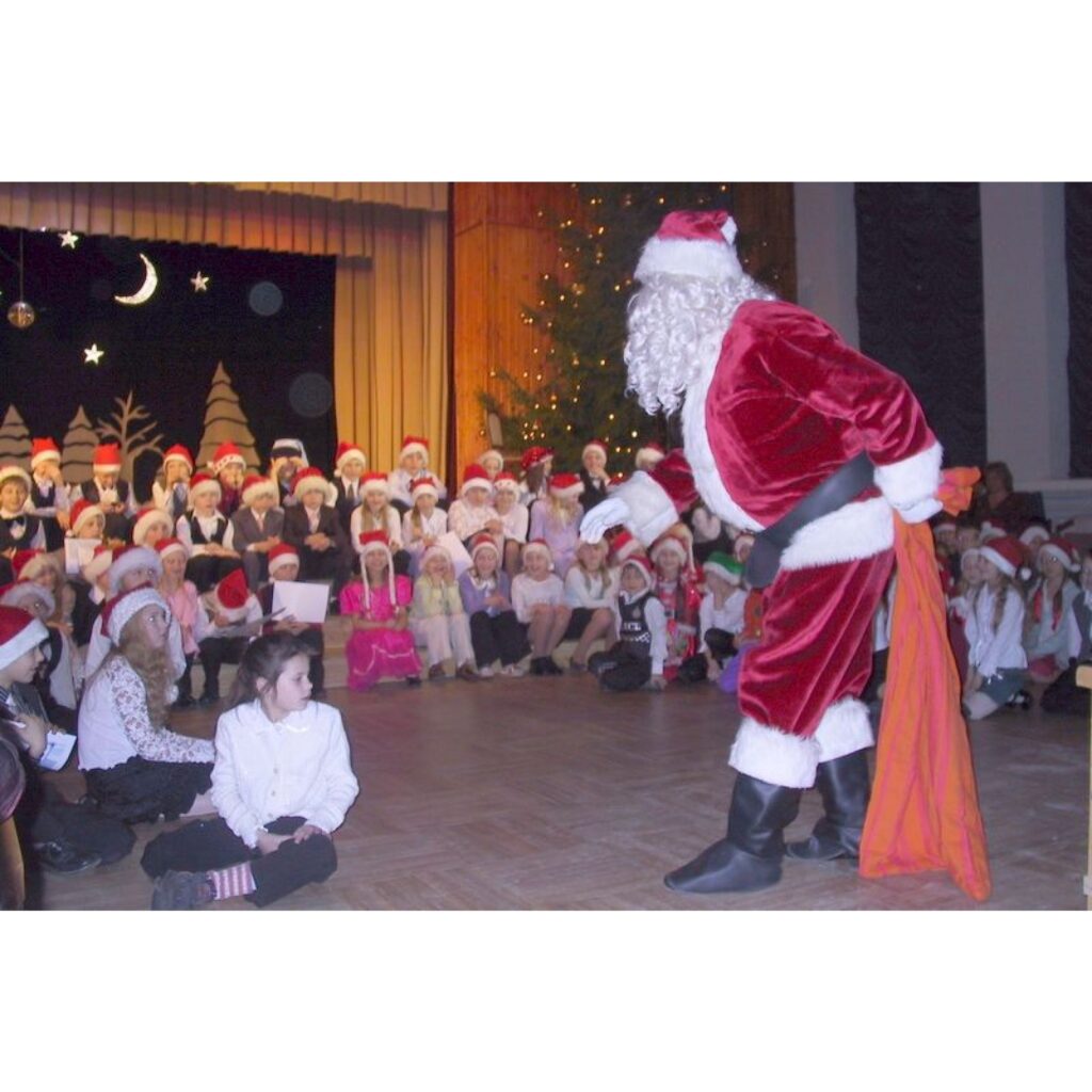 Šodien, 18. decembrī, Smiltenes kultūras un sporta centrā ap pusdienas laiku ņirbēja rūķu cepures, bet vakarpusē pie Ziemassvētku eglītes tika izdzīvoti četri gadalaiki. Tur teju visas dienas garumā norisinājās Smiltenes Centra vidusskolas...