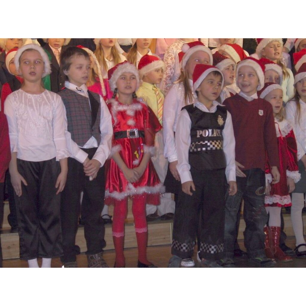 Šodien, 18. decembrī, Smiltenes kultūras un sporta centrā ap pusdienas laiku ņirbēja rūķu cepures, bet vakarpusē pie Ziemassvētku eglītes tika izdzīvoti četri gadalaiki. Tur teju visas dienas garumā norisinājās Smiltenes Centra vidusskolas...