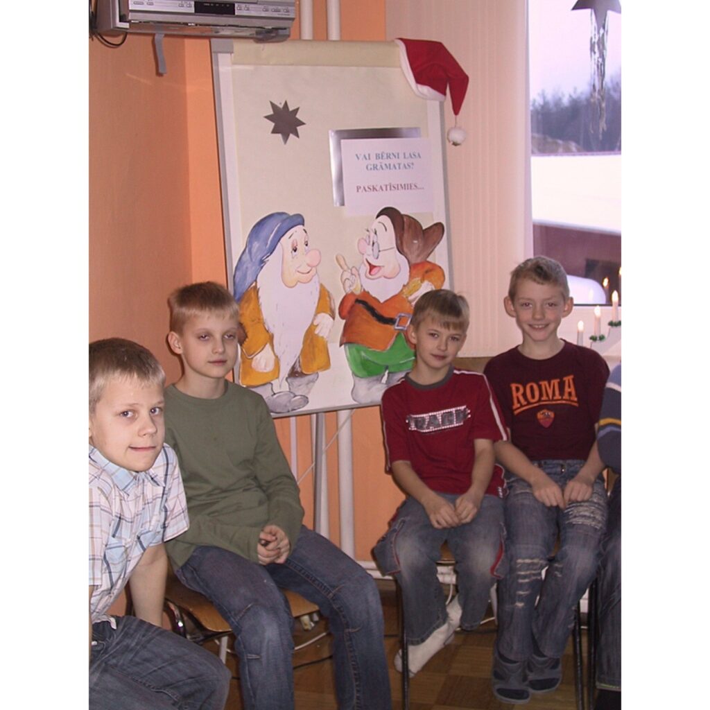 Smiltenes Trīs pakalnu pamatskolas 58 skolēni piedalījās lasīšanas veicināšanas programmā “Bērnu žūrija 2008”. Bērnu žūrijas dalībniekiem dažādās vecuma grupās tika piedāvātas atšķirīgas grāmatas.
Skolēni sapulcējās lasītavā, lai kopā ar...
Autors: Santa Sinka