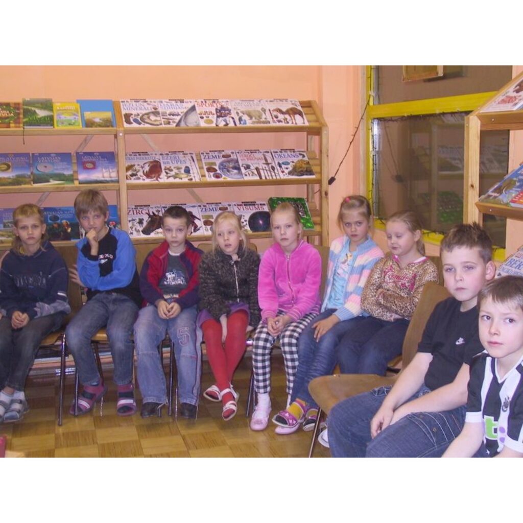 Smiltenes Trīs pakalnu pamatskolas 58 skolēni piedalījās lasīšanas veicināšanas programmā “Bērnu žūrija 2008”. Bērnu žūrijas dalībniekiem dažādās vecuma grupās tika piedāvātas atšķirīgas grāmatas.
Skolēni sapulcējās lasītavā, lai kopā ar...
Autors: Santa Sinka