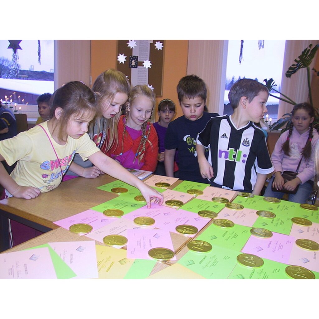 Smiltenes Trīs pakalnu pamatskolas 58 skolēni piedalījās lasīšanas veicināšanas programmā “Bērnu žūrija 2008”. Bērnu žūrijas dalībniekiem dažādās vecuma grupās tika piedāvātas atšķirīgas grāmatas.
Skolēni sapulcējās lasītavā, lai kopā ar...
Autors: Santa Sinka