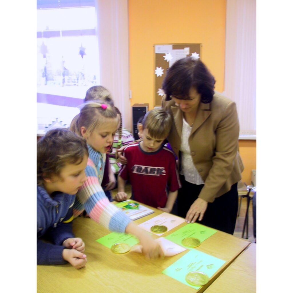 Smiltenes Trīs pakalnu pamatskolas 58 skolēni piedalījās lasīšanas veicināšanas programmā “Bērnu žūrija 2008”. Bērnu žūrijas dalībniekiem dažādās vecuma grupās tika piedāvātas atšķirīgas grāmatas.
Skolēni sapulcējās lasītavā, lai kopā ar...
Autors: Santa Sinka