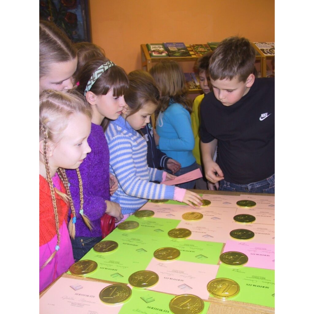 Smiltenes Trīs pakalnu pamatskolas 58 skolēni piedalījās lasīšanas veicināšanas programmā “Bērnu žūrija 2008”. Bērnu žūrijas dalībniekiem dažādās vecuma grupās tika piedāvātas atšķirīgas grāmatas.
Skolēni sapulcējās lasītavā, lai kopā ar...
Autors: Santa Sinka
