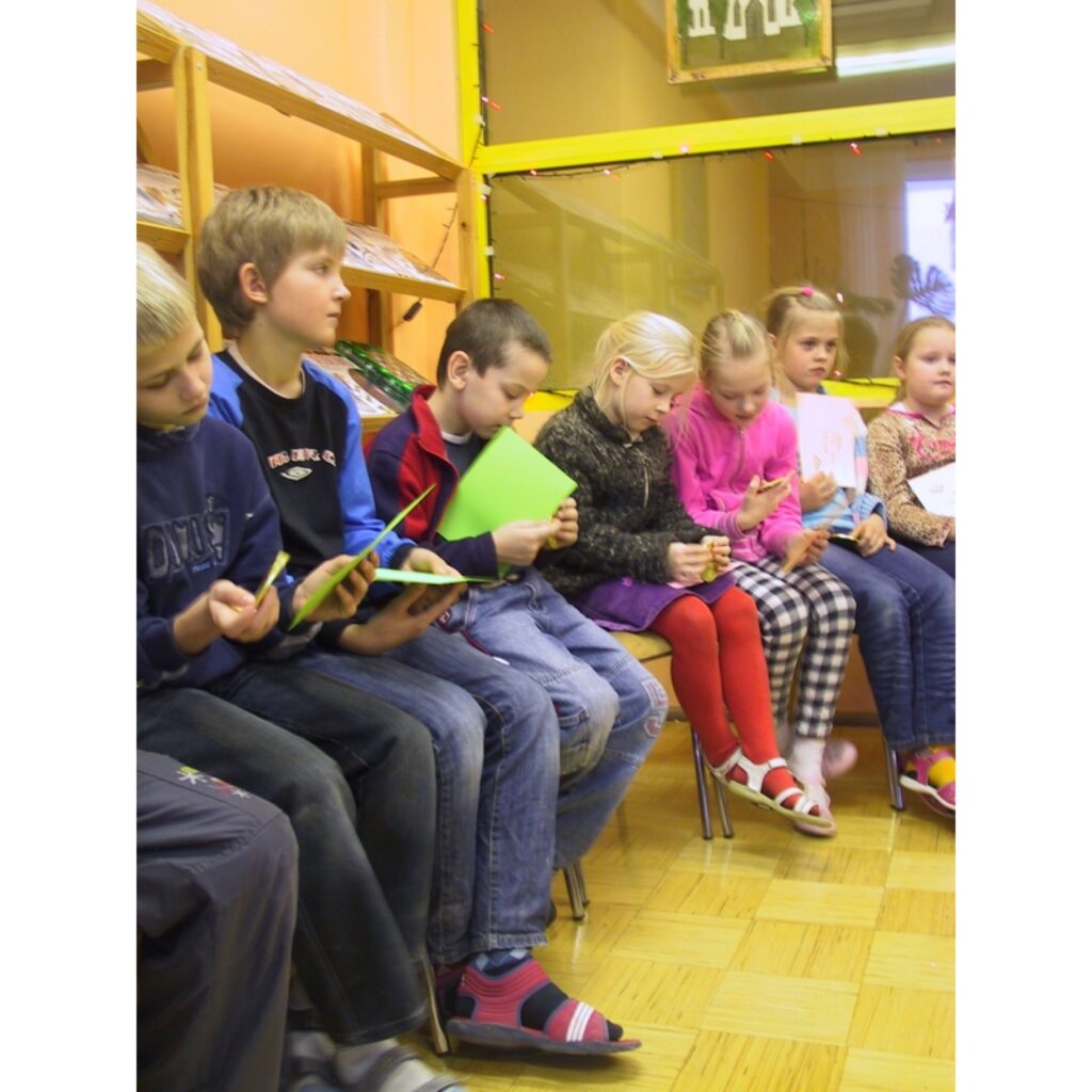 Smiltenes Trīs pakalnu pamatskolas 58 skolēni piedalījās lasīšanas veicināšanas programmā “Bērnu žūrija 2008”. Bērnu žūrijas dalībniekiem dažādās vecuma grupās tika piedāvātas atšķirīgas grāmatas.
Skolēni sapulcējās lasītavā, lai kopā ar...
Autors: Santa Sinka