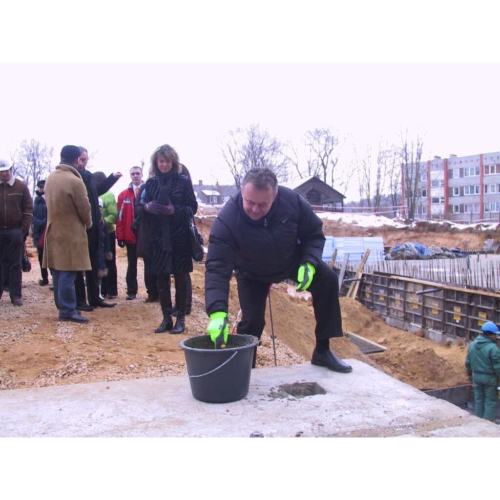 Šodien, 16. decembrī, Smiltenē, Kalēju ielā, topošā tirdzniecības, sporta un atpūtas kompleksa būves pamatos svinīgi ieguldīja kapsulu ar vēstījumu nākamajām paaudzēm. 
Notikumu vēroja objekta īpašnieces, Smiltenes firmas “Waterland”...
Autors: Sandra Pētersone