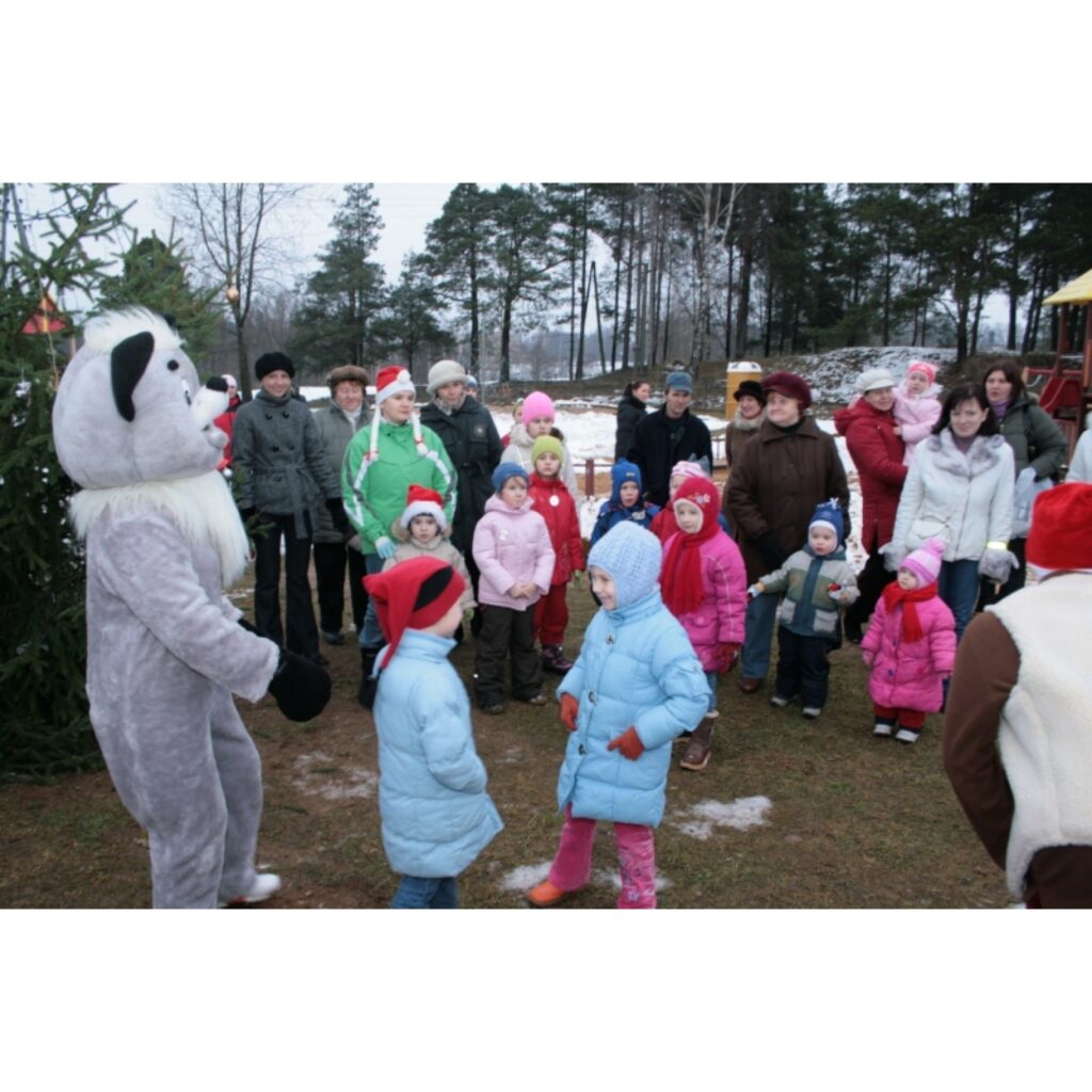 Sestdien, 13. decembrī, kopā ar rūķiem Niķi un Stiķi, suni Renci un zaķi Brenci, tika rotāta un iedegta Valkas pilsētas bērnu rotaļu laukuma egle. Pēc krāsaino lampiņu virteņu iedegšanas notika kopīgas rotaļas un tika skandētas dziesmas....
Autors: Aldis Dubļāns