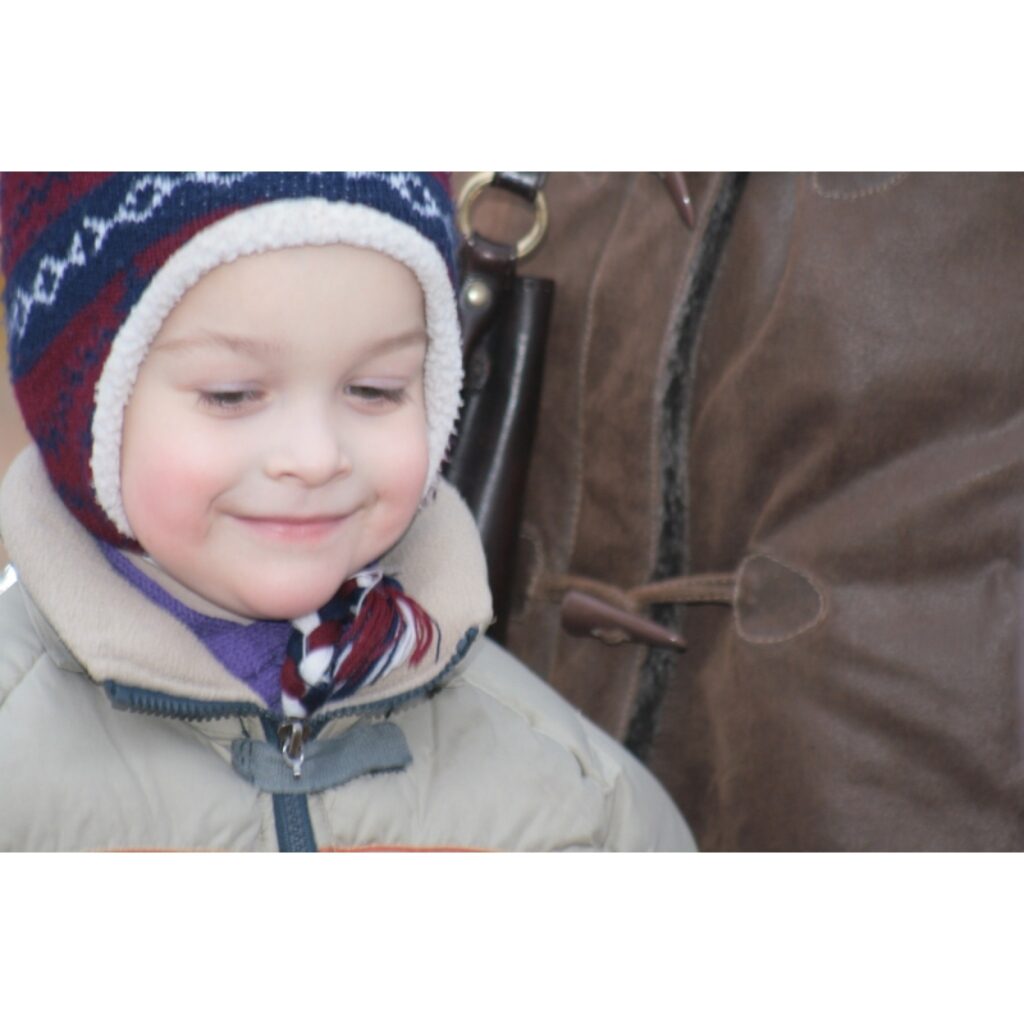 Sestdien, 13. decembrī, kopā ar rūķiem Niķi un Stiķi, suni Renci un zaķi Brenci, tika rotāta un iedegta Valkas pilsētas bērnu rotaļu laukuma egle. Pēc krāsaino lampiņu virteņu iedegšanas notika kopīgas rotaļas un tika skandētas dziesmas....
Autors: Aldis Dubļāns