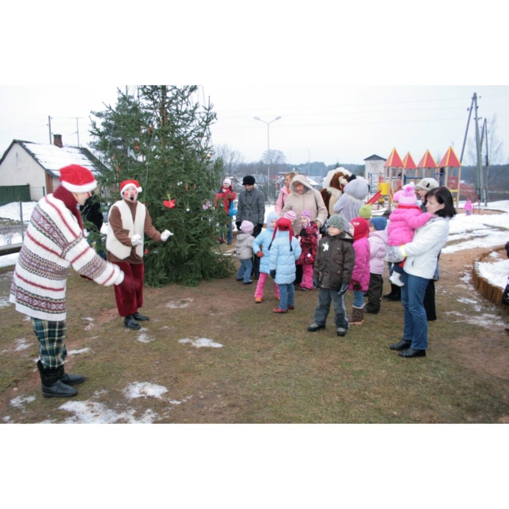 Sestdien, 13. decembrī, kopā ar rūķiem Niķi un Stiķi, suni Renci un zaķi Brenci, tika rotāta un iedegta Valkas pilsētas bērnu rotaļu laukuma egle. Pēc krāsaino lampiņu virteņu iedegšanas notika kopīgas rotaļas un tika skandētas dziesmas....
Autors: Aldis Dubļāns