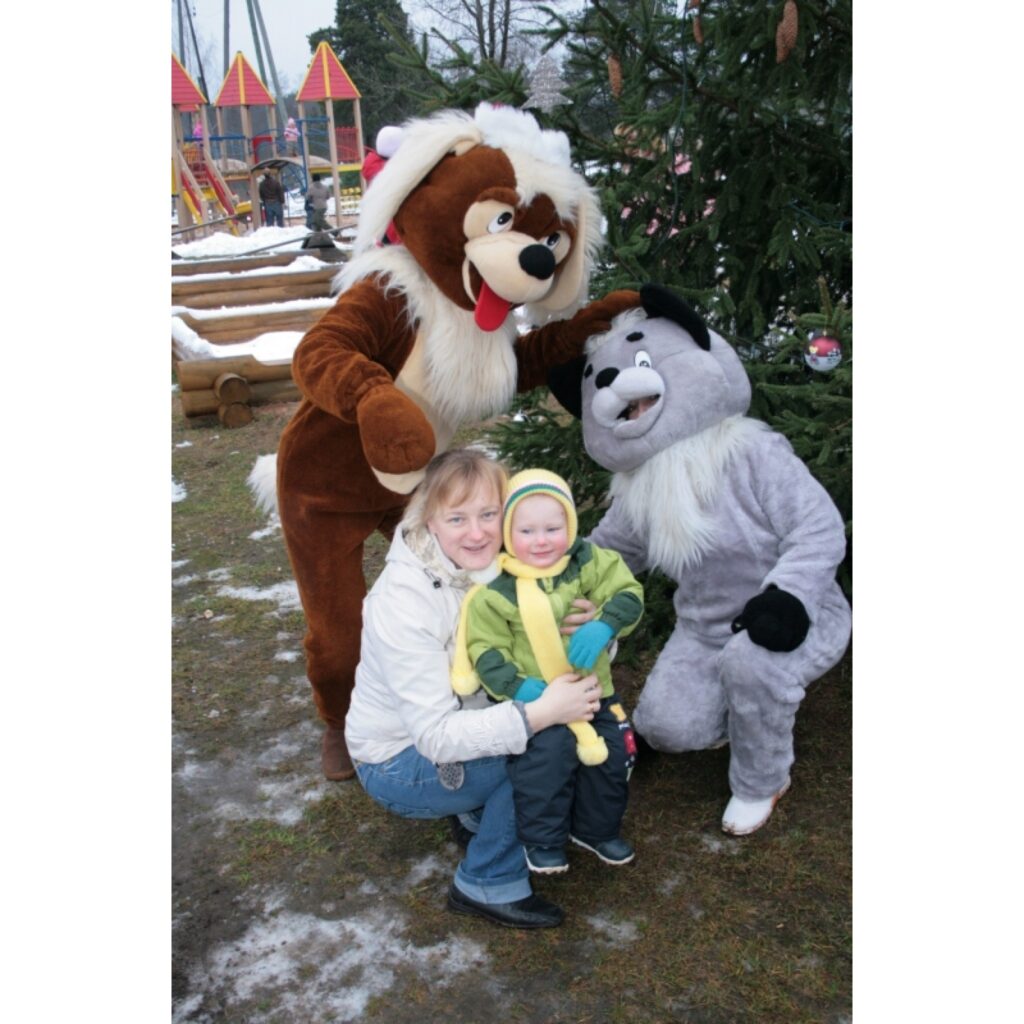 Sestdien, 13. decembrī, kopā ar rūķiem Niķi un Stiķi, suni Renci un zaķi Brenci, tika rotāta un iedegta Valkas pilsētas bērnu rotaļu laukuma egle. Pēc krāsaino lampiņu virteņu iedegšanas notika kopīgas rotaļas un tika skandētas dziesmas....
Autors: Aldis Dubļāns