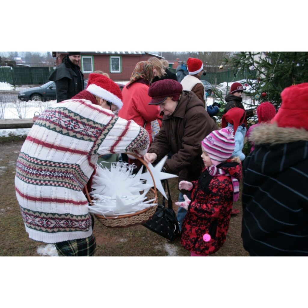 Sestdien, 13. decembrī, kopā ar rūķiem Niķi un Stiķi, suni Renci un zaķi Brenci, tika rotāta un iedegta Valkas pilsētas bērnu rotaļu laukuma egle. Pēc krāsaino lampiņu virteņu iedegšanas notika kopīgas rotaļas un tika skandētas dziesmas....
Autors: Aldis Dubļāns