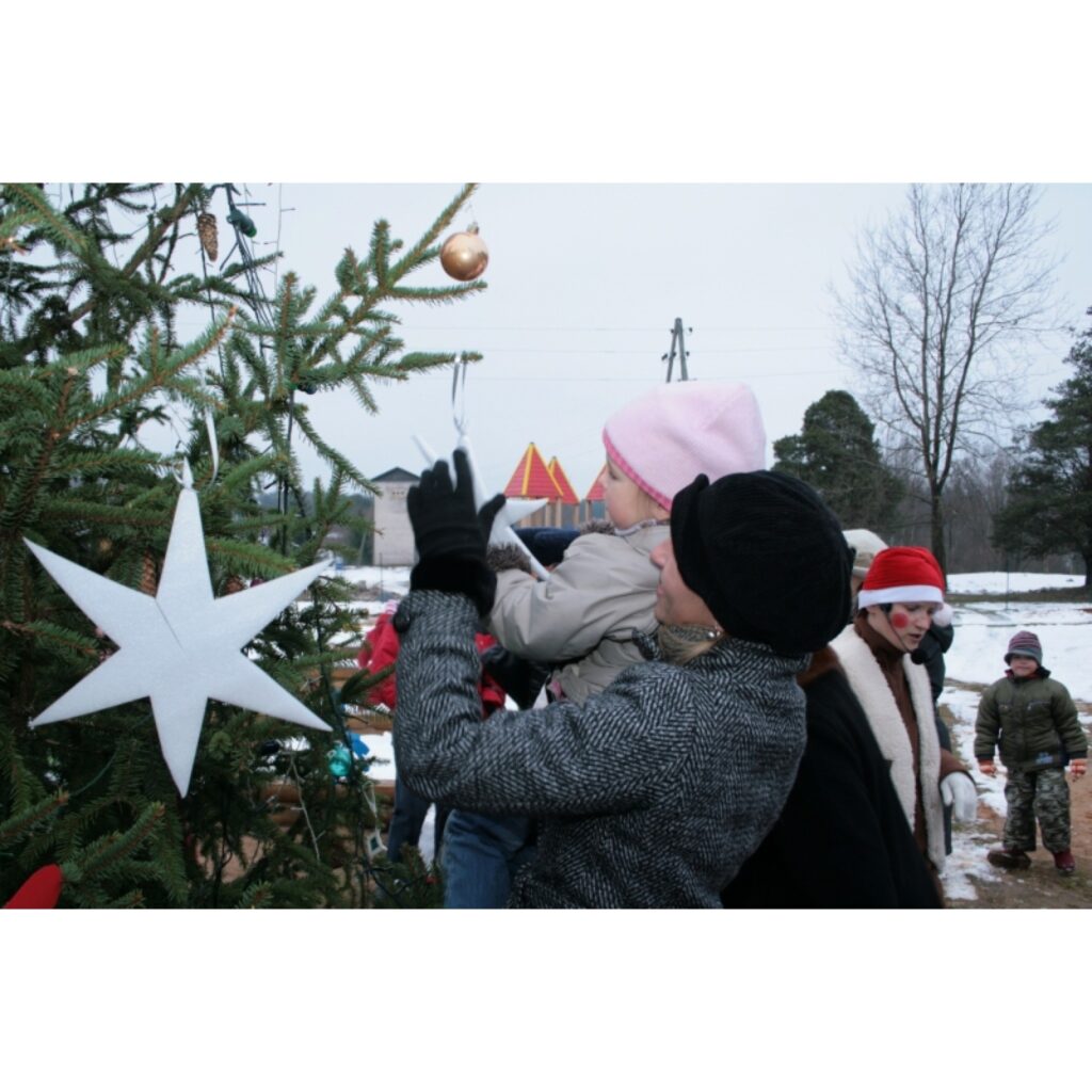 Sestdien, 13. decembrī, kopā ar rūķiem Niķi un Stiķi, suni Renci un zaķi Brenci, tika rotāta un iedegta Valkas pilsētas bērnu rotaļu laukuma egle. Pēc krāsaino lampiņu virteņu iedegšanas notika kopīgas rotaļas un tika skandētas dziesmas....
Autors: Aldis Dubļāns
