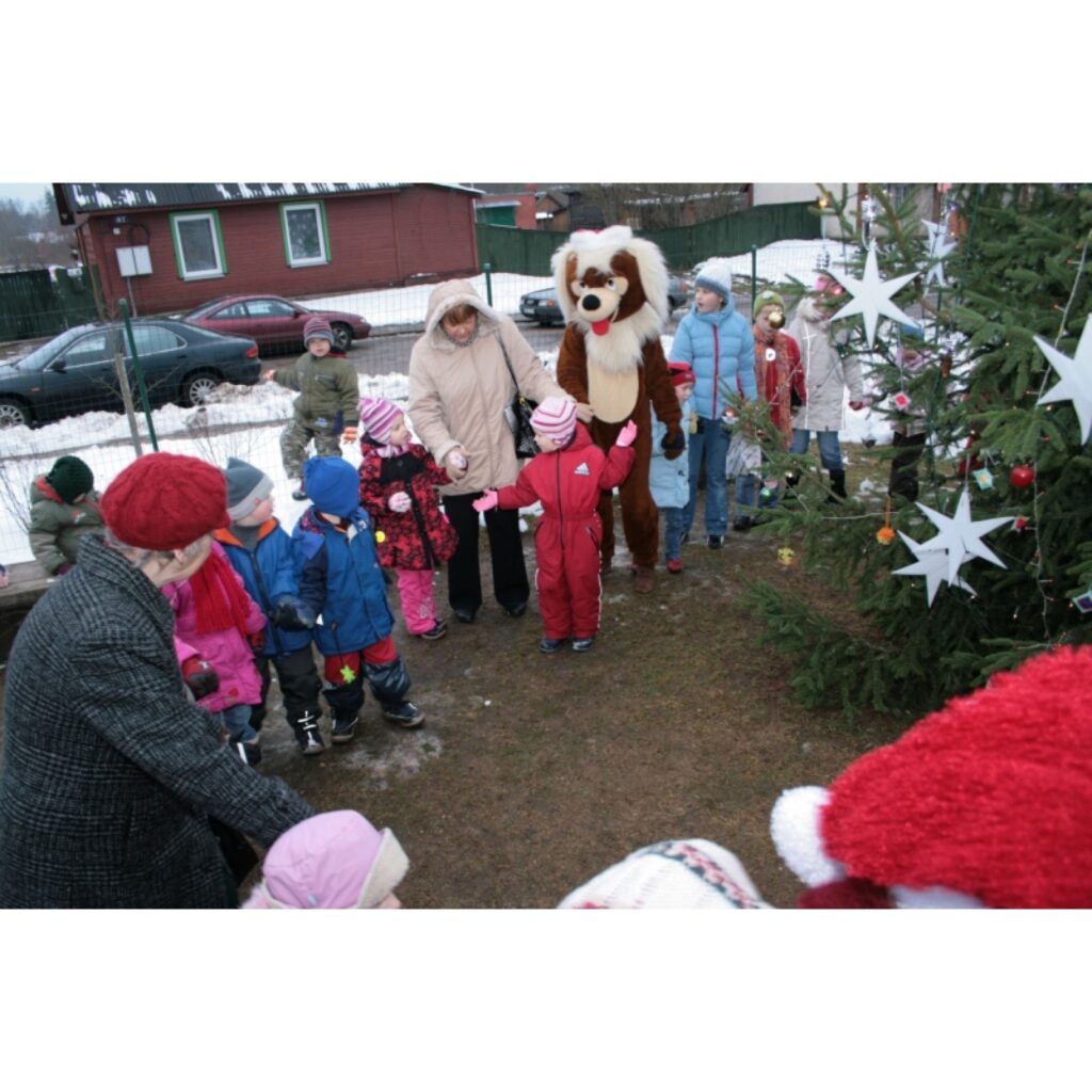 Sestdien, 13. decembrī, kopā ar rūķiem Niķi un Stiķi, suni Renci un zaķi Brenci, tika rotāta un iedegta Valkas pilsētas bērnu rotaļu laukuma egle. Pēc krāsaino lampiņu virteņu iedegšanas notika kopīgas rotaļas un tika skandētas dziesmas....
Autors: Aldis Dubļāns