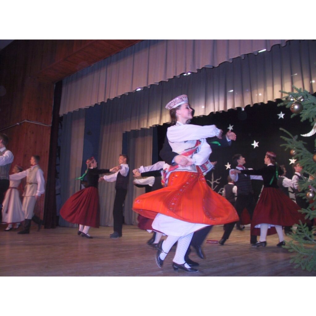 Sestdien, 13. decembrī, Smiltenes kultūras un sporta centrā uz brīdi varēja sajusties, kā vasarā. Vismaz to vēlējās sadancošanās koncerta “Vasara ziemā” organizatori, piedāvājot skatītājiem dzīvespriecīgas dejas ar pavasara un vasaras...
Autors: Sandra Pētersone