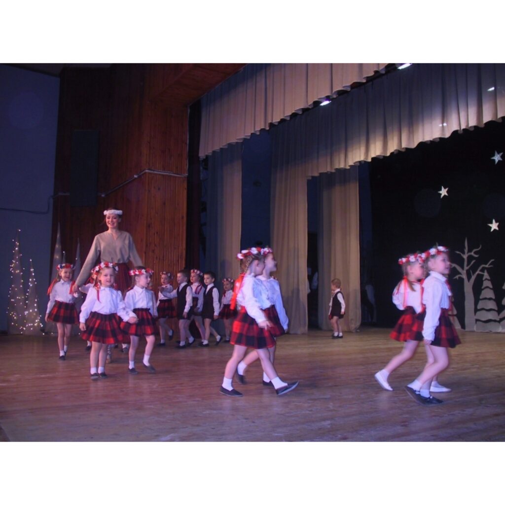 Sestdien, 13. decembrī, Smiltenes kultūras un sporta centrā uz brīdi varēja sajusties, kā vasarā. Vismaz to vēlējās sadancošanās koncerta “Vasara ziemā” organizatori, piedāvājot skatītājiem dzīvespriecīgas dejas ar pavasara un vasaras...
Autors: Sandra Pētersone