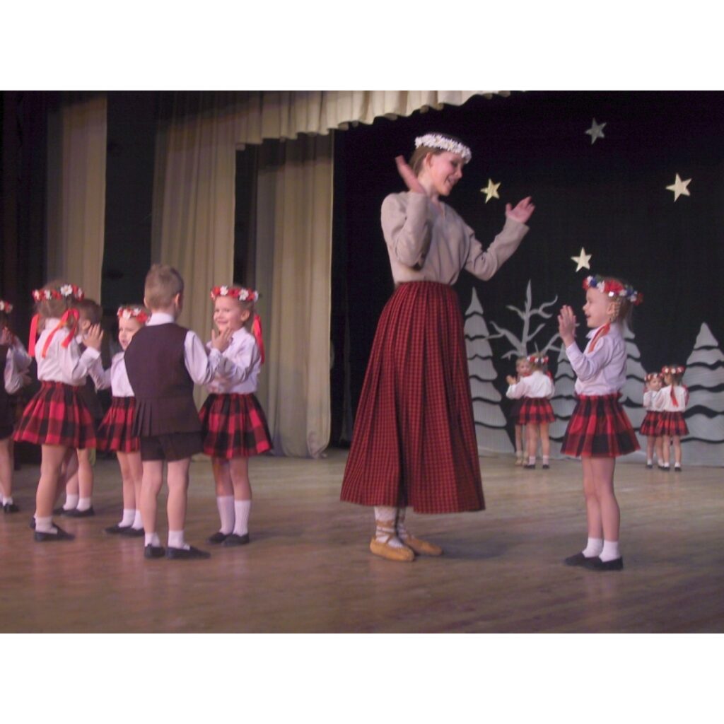 Sestdien, 13. decembrī, Smiltenes kultūras un sporta centrā uz brīdi varēja sajusties, kā vasarā. Vismaz to vēlējās sadancošanās koncerta “Vasara ziemā” organizatori, piedāvājot skatītājiem dzīvespriecīgas dejas ar pavasara un vasaras...
Autors: Sandra Pētersone