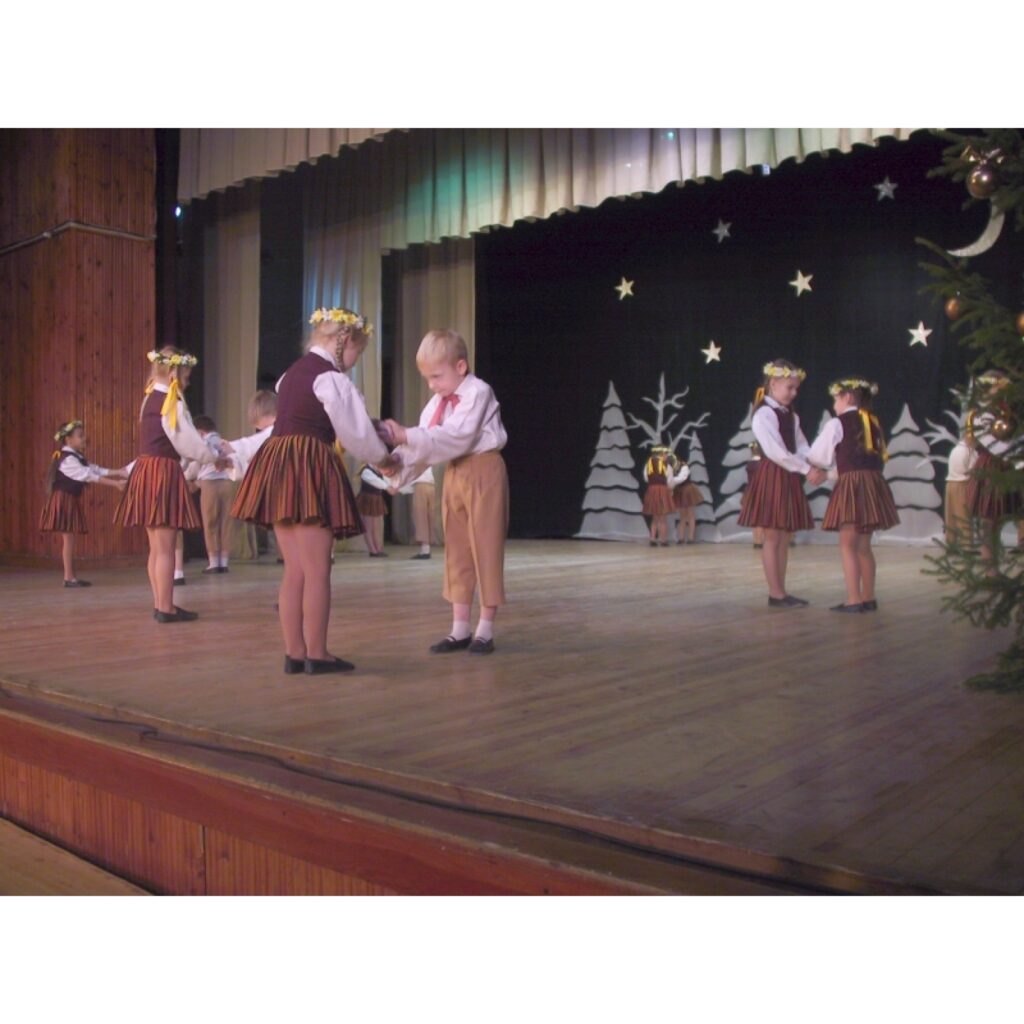 Sestdien, 13. decembrī, Smiltenes kultūras un sporta centrā uz brīdi varēja sajusties, kā vasarā. Vismaz to vēlējās sadancošanās koncerta “Vasara ziemā” organizatori, piedāvājot skatītājiem dzīvespriecīgas dejas ar pavasara un vasaras...
Autors: Sandra Pētersone