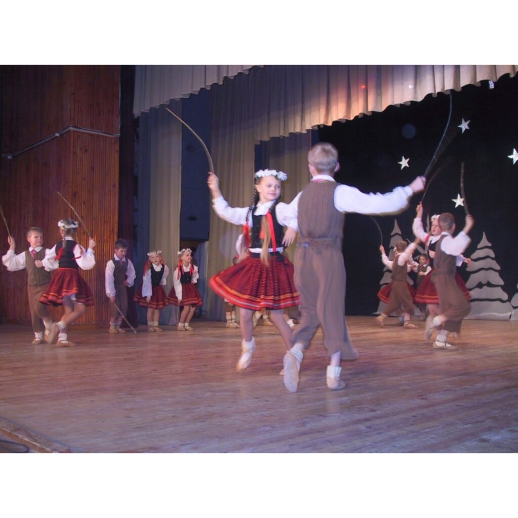 Sestdien, 13. decembrī, Smiltenes kultūras un sporta centrā uz brīdi varēja sajusties, kā vasarā. Vismaz to vēlējās sadancošanās koncerta “Vasara ziemā” organizatori, piedāvājot skatītājiem dzīvespriecīgas dejas ar pavasara un vasaras...
Autors: Sandra Pētersone