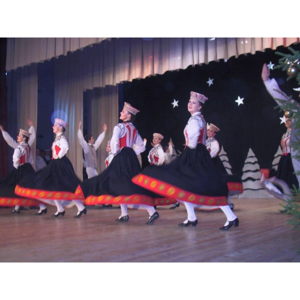 Sestdien, 13. decembrī, Smiltenes kultūras un sporta centrā uz brīdi varēja sajusties, kā vasarā. Vismaz to vēlējās sadancošanās koncerta “Vasara ziemā” organizatori, piedāvājot skatītājiem dzīvespriecīgas dejas ar pavasara un vasaras...
Autors: Sandra Pētersone