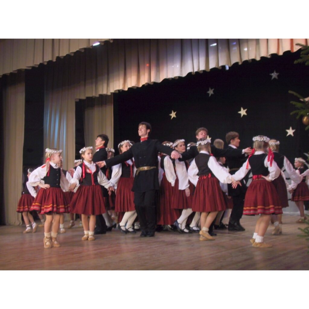 Sestdien, 13. decembrī, Smiltenes kultūras un sporta centrā uz brīdi varēja sajusties, kā vasarā. Vismaz to vēlējās sadancošanās koncerta “Vasara ziemā” organizatori, piedāvājot skatītājiem dzīvespriecīgas dejas ar pavasara un vasaras...
Autors: Sandra Pētersone