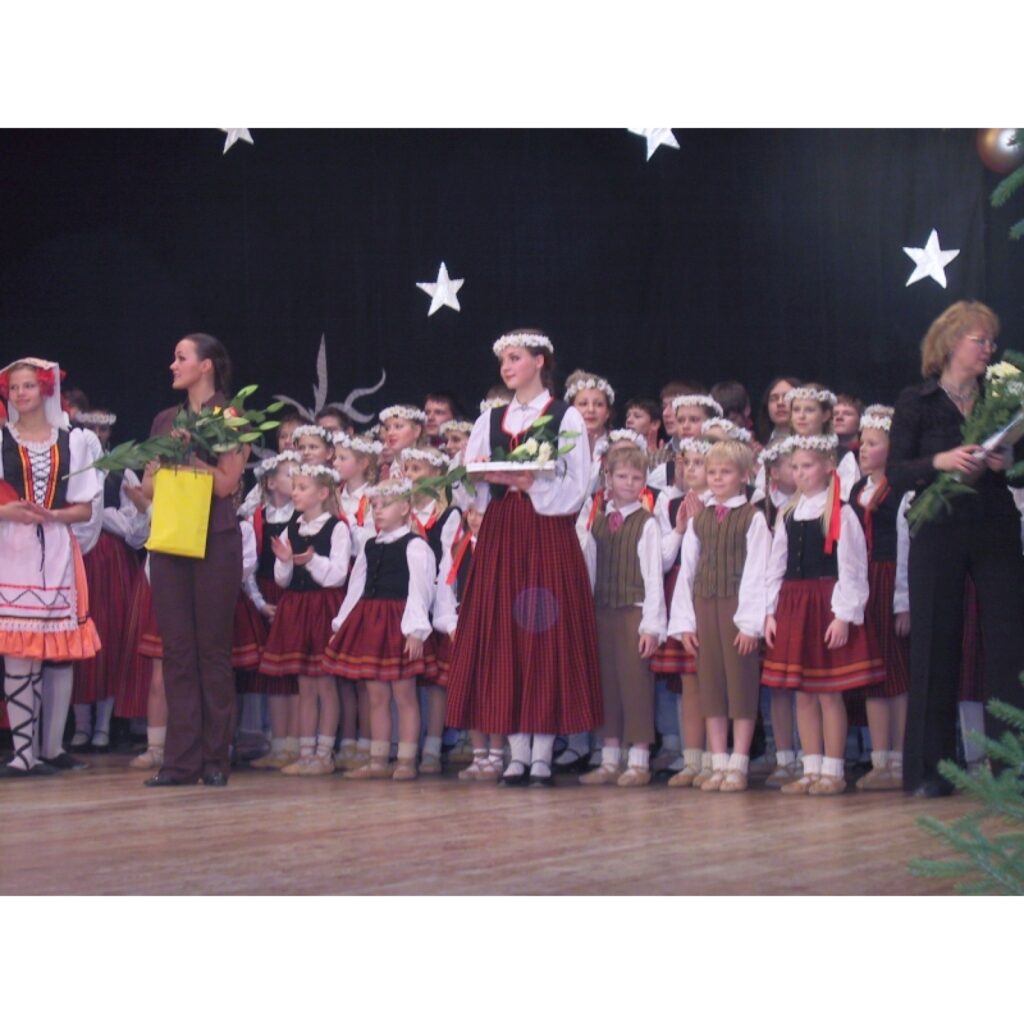 Sestdien, 13. decembrī, Smiltenes kultūras un sporta centrā uz brīdi varēja sajusties, kā vasarā. Vismaz to vēlējās sadancošanās koncerta “Vasara ziemā” organizatori, piedāvājot skatītājiem dzīvespriecīgas dejas ar pavasara un vasaras...
Autors: Sandra Pētersone