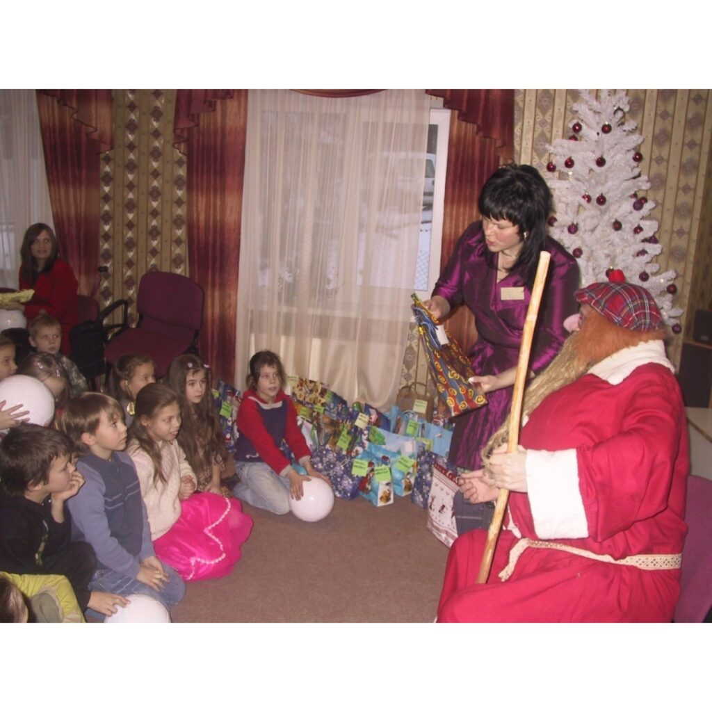 Šodien Smiltenē ieradās Ziemassvētku vecītis. Tāds īpašs, - ar skotu beretei līdzīgu cepuri galvā. Tas esot jaunākais šās sezonas modelis viņa kolēģu aprindās.
Ziemassvētku vecītis viesojās Valkas rajona bērnu un ģimenes atbalsta centrā...
Autors: Sandra Pētersone